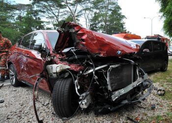 KEADAAN kereta jenis BMW yang remuk teruk dalam kemalangan jalan raya melibatkan tiga kenderaan di Lebuhraya Pasir Gudang, Johor. -UTUSAN/RAJA JAAFAR ALI