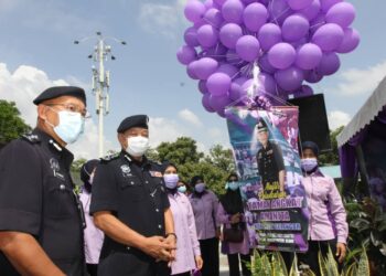 ABDUL Hamid Bador melancarkan Taman Angkat Skuad Aman Wanita (Amanita) Kontinjen Selangor di Surau An-Nur, Bandar Puteri di sini hari ini.