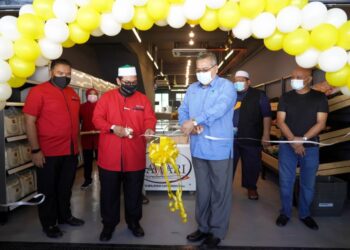 NASRUDIN Hassan (dua dari kiri) bersama Ketua Pengarah FAMA, Datuk Zainal Abidin Yang Razalli (tengah) memotong reben sebagai gimik pelancaran Pasar raya Yadimart di Seri Kembangan, Selangor. - UTUSAN FARIZ RUSADIO