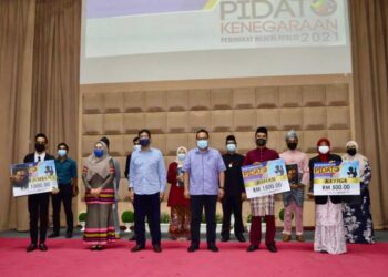 ZAHIDI Zainul Abidin (tiga dari kiri) hadir pada Majlis Perasmian Pertandingan Pidato Kenegaraan dan Malaysia Prihatin peringkat negeri ini di Politeknik Tuanku Syed Sirajuddin, Arau, Perlis hari ini.- UTUSAN/ MOHD. HAFIZ ABD. MUTALIB