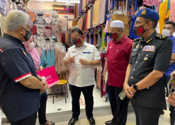 ALEXANDER Nanta Linggi (tengah) beramah mesra dengan peniaga selepas merasmikan majlis Sambutan Hari Pengguna Kebangsaan Peringkat Negeri Kedah dan Kempen Pembudayaan Norma Baharu Sektor Peruncintan di Kompleks Pekan Rabu Alor Setar, hari ini.- UTUSAN/JAMLIAH ABDULLAH