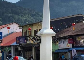 PETUNJUK arah angin beserta arca ayam yang 'hilang' selepas kerja pemuliharaan dan pemeliharaan monumen di bulatan Jalan Balik Pulau, Pulau Pinang yang menimbulkan tanda tanya dalam kalangan penduduk tempatan.