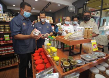 ABDUL Rahman Mohamad (kiri) bersama wakil pelbagai agensi di bawah KPLB melihat produk usahawan tempatan Stor Konsep DesaMall Lipis di Lipis, Pahang.