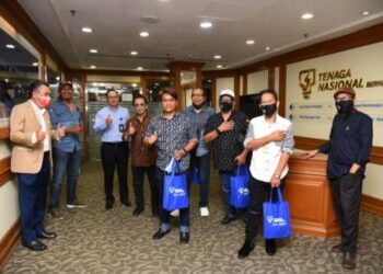 KETUA Pegawai Perkhidmatan Korporat TNB, Mohamad Ariff Zainol (tiga kiri) dan Omar Sidek (kiri) bergambar bersama 
sebahagian daripada penerima sumbangan TNB