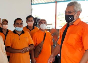 KHALID Abdul Samad (kanan) beramah mesra dengan tetamu dalam Majlis Kesyukuran Makan Laksa Ambang Ramadan di Kampung Kubang Kachang, Kota Bharu hari ini. -UTUSAN/YATIMIN ABDULLAH