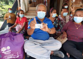 RASID Ali menunjukkan MyKad gantian baharu yang diterima menerusi program Mekar di Kampung Orang Asli Paya Sendayan, Kuala Krau, Pahang.
UTUSAN/SALEHUDIN MAT RASAD