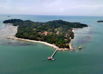 KERAJAAN Negeri Melaka bercadang menjadikan Pulau Besar sebagai lokasi hub pelancongan agama dengan mendedahkan sejarah penyebaran Islam di pulau itu. - UTUSAN/DIYANATUL ATIQAH ZAKARYA