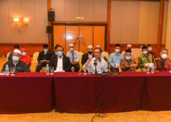 ANWAR Ibrahim dalam sidang akhbar Pengumuman Kemasukan Tokoh-Tokoh Agamawan ke dalam Parti Keadilan Rakyat (PKR) di Seremban hari ini.-UTUSAN/BADRUL HAFIZAN MAT ISA