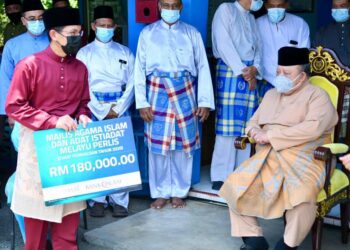 RAJA Perlis, Tuanku Syed Sirajuddin Jamalullail berkenan berangkat menyaksikan majlis serahan sumbangan zakat dari Bank Islam Malaysia Berhad kepada  MAIPs di Masjid Al-Hakim Padang Malau, Beseri, Padang Besar, hari ini.