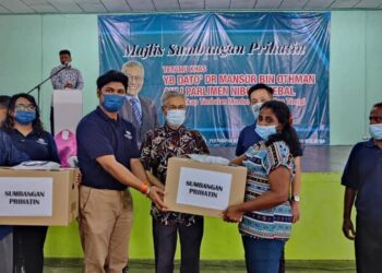 MANSOR Othman menyerahkan bantuan Makanan kepada keluarga B40 di Nibong Tebal, semalam.