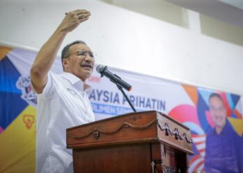 HISHAMMUDDIN Hussein ketika berucap pada Program Malaysia Prihatin Parlimen Sembrong di Dewan MPK di Paloh, Kluang di Johor. - UTUSAN/BAAZLAN IBRAHIM