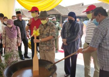 TUANKU Muhriz Ibni Almarhum Tuanku Munawir mencemar duli mengacau penganan atau dodol sebagai simbolik sambutan mantai yang diadakan di Negeri Sembilan bagi menyambut Ramadan pada Pogram Santapan Tengah Hari bersama Yang di-Pertuan Besar Negeri Sembilan di Perkampungan Budaya Terachi, Kuala Pilah hari ini.-UTUSAN/NOR SHAFAWATI YUP