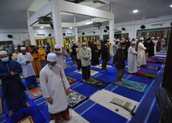 KIRA-kira 250 jemaah menunaikan solat tarawih sempena hari pertama Ramadan di Surau Raudhatul Jannah, Taman Sierra Perdana di Masai, Johor. -UTUSAN/RAJA JAAFAR ALI