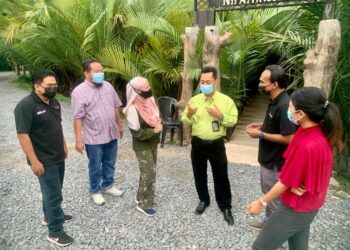 SAMSURING Meli (tiga dari kanan) beramah mesra bersama media pada majlis JKKN negeri bersama media Perlis di Nipah Klasik, Simpang Empat, Arau, Perlis.