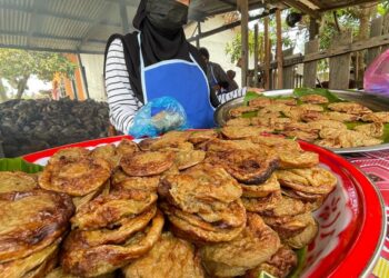 AKOK Mek Jah di Kampung Dalam Ru, Pasir Puteh, Kelantan bersifat eksklusif kerana hanya dinikmati penggemarnya 30 hari dalam setahun, iaitu sepanjang Ramadan. - UTUSAN/TOREK SULONG