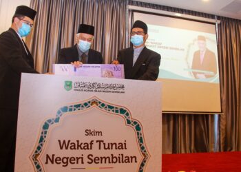 ABDUL Aziz Sheikh Ab Kadir (tengah) melakukan gimik perasmian Skim Wakaf Tunai Negeri Sembilan ketika Majlis Pelancaran Bulan Wakaf Peringkat Negeri Sembilan 2021 di Menara MAINS, Seremban, Negeri Sembilan. - UTUSAN/MUHAMMAD IZZAT TERMIZIE