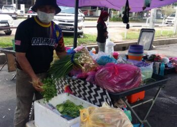 SORIZON Kasim memilih sayuran bagi membuat persediaan menyediakan makanan untuk jualan di bazar Ramadan di Sungai Petani, hari ini.