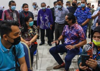 KHAIRY Jamaluddin ketika mengadakan lawatan Ke Pusat Pemberian Vaksin, Kerajaan Negeri Sembilan di Dewan Majlis Bandaraya Seremban, Seremban hari ini.-UTUSAN/MUHAMMAD IZZAT TERMIZIE.