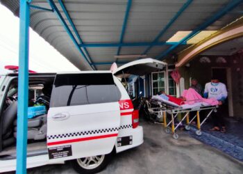 Ambulans dikendalikan pihak swasta banyak tidak mematuhi SOP terutama membawa bersama pembantu perumahan ketika membawa pesakit ke fasiliti kesihatan.- UTUSAN/Gambar hiasan