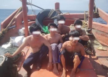 LIMA nelayan Vietnam ditahan ketika mencerobohi perairan negara berdekatan Pulau Mantanani, Sabah.