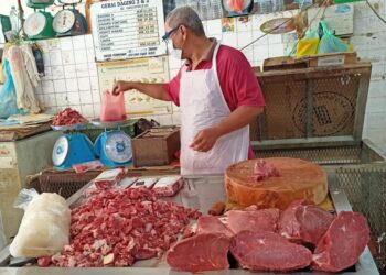 PENIAGA daging import Shamsul Bahri Mohd Nazri, masih kekalkan harga RM21 bagi daging import.