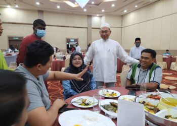 AWANG Hashim beramah mesra dengan wartawan pada Majlis Tautan Kasih Bersama Rakan Media Kedah di Hotel Raia di Alor Setar. - UTUSAN/SHAHIR NORDIN