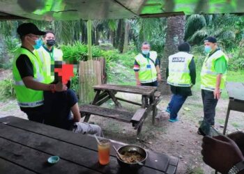 SEORANG lelaki ditahan penguat kuasa JAIPk dalam serbuan Op Khas Ramadan di Teluk Intan. - UTUSAN/GAMBAR IHSAN JAIPk