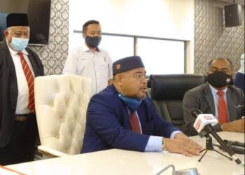 MOHD. Khairuddin Aman Razali (duduk tengah) dalam sidang akhbar selepas menyaksikan pemeteraian MoU antara LKTN dan KBSB di Bangunan Dato' Jaafar Muhammad, Iskandar Puteri, Johor. - UTUSAN/KHAIRUL MOHD ALI