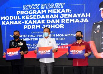 AYOB Khan Mydin Pitchay (kiri), Hasni Mohammad dan Ahmad Fauzi Ismail pada Majlis perasmian program Mekar di UTM, Skudai Johor. - UTUSAN/RAJA JAAFAR ALI