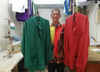 TENGKU Embok Tengku Mat menunjukkan baju Melayu yang dijahitnya ketika ditemui di Pasar Besar Kuala Berang di Hulu Terengganu hari ini. -UTUSAN/ NOOR HAYATI MAMAT