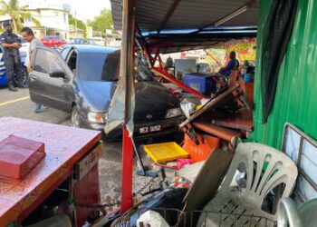 KETIKA kejadian tiga beranak itu sedang menjual juadah kuih-muih dan air tebu sebelum tiba-tiba dirempuh sebuah kereta jenis Nissan Sentra yang datang dari arah Bandar Melaka. - UTUSAN/DIYANATUL ATIQAH ZAKARYA