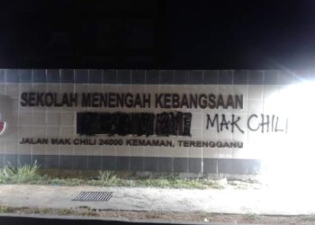 TEMBOK nama Sekolah Menengah Kebangsaan (SMK) Permai di Jalan Mak Cili di Kemaman yang masih dalam pembinaan diconteng dan diganti kepada SMK Mak Cili.