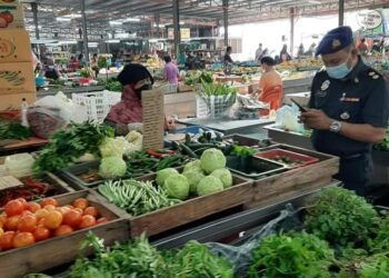 ANGGOTA penguat kuasa KPDNHEP menjalankan pemantauan harga barangan khususnya ayam dan sayur-sayuran susulan aduan peningkatan harga oleh pengguna di pasar-pasar awam Pulau Pinang.