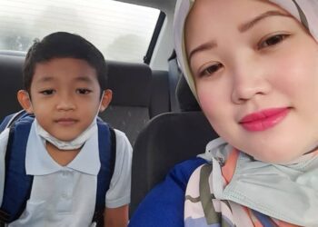 Kenangan Marlina bersama arwah anaknya, Muhammad Aisy Harraz awal tahun ini. UTUSAN/ABDUL RAZAK IDRIS