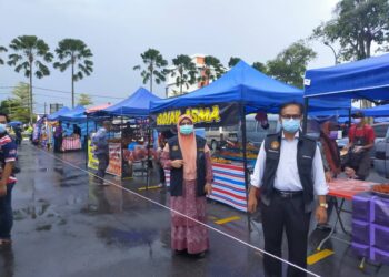 DR. Surinah Asan (kiri) melakukan pemantauan terhadap tahap pematuhan SOP kepada para peniaga dan pembeli di Bazar Ramadan di Stadium Mini Pontian, Johor. -UTUSAN/MUHAMMAD ZIKRI