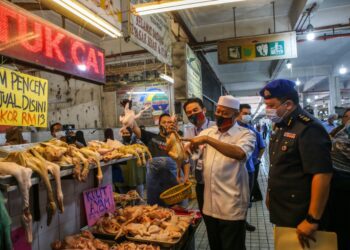 WAN Romani Wan Salim (dua dari kanan) bersama Rae Morn Verak (kanan) memeriksa harga ayam sempena pelaksanaan SHMMP di Pasar Besar Alor Setar, hari ini. - UTUSAN/ SHAHIR NOORDIN.