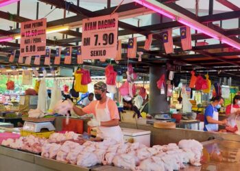 AYAM daging dijual pada harga RM7.90 sekilogram di Pasar Moden Seksyen 6, Shah Alam, Selangor bermula hari ini. UTUSAN/NORHAYATI YAHAYA