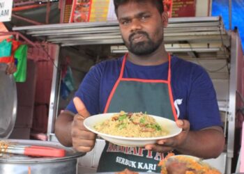 IMAM Ali, 35 penjual Putu Mayam Briyani ini menunjukkan makanan yang dijual sejak tahun 1918 ketika tibanya bulan ramadhan dan menjadi permintaan ramai pada bulan ramadhan dan terletak di Bazar Liga Muslim jalan Queen Street, Georgetown.-UTUSAN/ MOHAMMAD FIRDAUS AMRAN