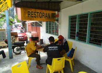 SEORANG lelaki yang juga pelanggan restoran berkenaan ditahan penguat kuasa JAIM di Bukit Baru, Melaka. - UTUSAN DIYANATUL/ATIQAH ZAKARYA