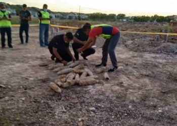 ANGGOTA polis Unit Pemusnah Bom (UPB) memeriksa sebahagian peluru mortar yang ditemui di tapak pembinaan projek perumahan SP Saujana Fasa 6, Sungai Petani, semalam.