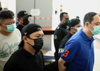 CHUNG Chee Yang (baju biru) dan Choo Hin Voon (baju putih) hadir ke Mahkamah Majistret Klang, Selangor atas beberapa pertuduhan termasuk mencederakan pekerja yang merupakan pengawal peribadi minggu lalu.