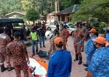 MAYAT dua penuntut UMP ditemukan lemas selepas mandi-mandi di Air Terjun Sungai Pandan, Panching di Kuantan, Pahang. - IHSAN APM