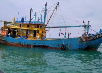 BOT nelayan tempatan yang ditahan Maritim Malaysia pada jarak kira-kira 1,852 meter tenggara Kuala Kuantan petang semalam. - IHSAN MARITIM MALAYSIA