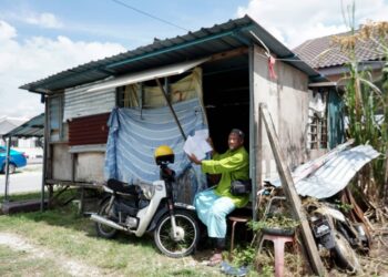 MUHAMMAD Yusof Jidan berteduh di pondok usang setelah rumahnya dirobohkan oleh pemaju di Kampung Seri Keramat, Ipoh hari ini. - UTUSAN/ZULFACHRI ZULKIFLI