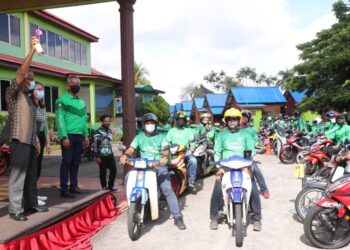 GHAZALE Muhamad (kiri) melepaskan para peserta program Kembara Ramadan Rider Grab Food di perkarangan D’Village Resort, Ayer Keroh, Melaka. - UTUSAN/RASUL AZLI SAMAD