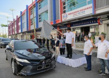 MOHD. Izhar Ahmad (tengah) melakukan 'flag off' program Ziarah Kasih Kasih Sempena Ihya Ramadan MPUNJ, di Johor Bahru, Johor. -UTUSAN/KHAIRUL MOHD ALI