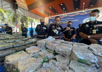 RAZARUDIN (dua dari kiri) menunjukkan syabu yang dirampas di Tanah Merah dalam sidang akhbar di Kota Bharu hari ini. - UTUSAN/ROHANA MOHD. NAWI