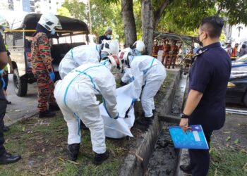 MAYAT lelaki lingkungan 60-an ditemukan di dalam longkang di Taman Tenggiri, Seberang Jaya, Pulau Pinang. - UTUSAN/IHSAN BOMBA