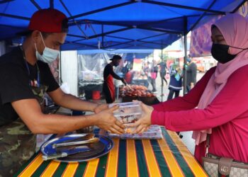 PENGGUNAAN bekas makanan ketika membeli juadah untuk berbuka puasa di bazar Ramadan dapat mengurangkan penggunaan bungkusan plastik.