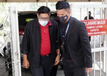 SEORANG pengarah syarikat perumahan mampu milik yang ditahan reman bersabit kes salah guna kuasa dibebaskan dengan jaminan SPRM di Ipoh. - UTUSAN/ZULFACHRI ZULKIFLI